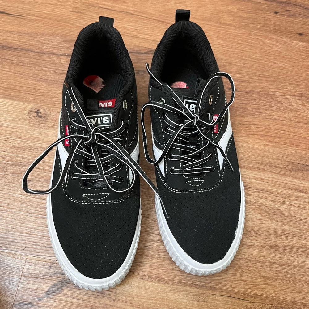 Boys Levi’s sneakers, size 6